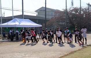 運動場からスタートする男子学生たち