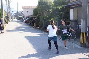 襷渡しを行う女子学生たち