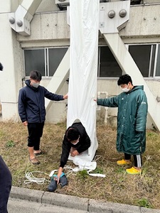 屋上からの避難を想定した降下訓練の様子