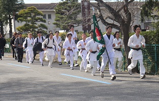 琵琶湖までランニングする学生たち