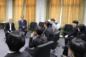 学長らと懇談する学生たち