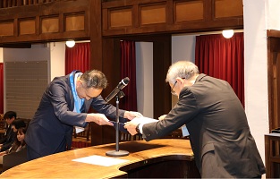 感謝状を手渡す学長