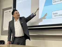 スクリーンで講義をする様子