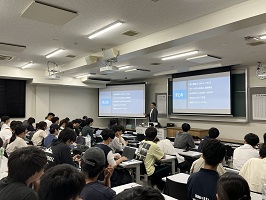 講義室いっぱいの学生たち