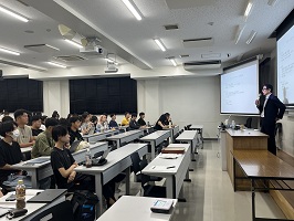 真剣な様子で話を聴く学生たち