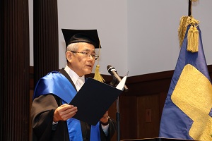 挨拶をする学長