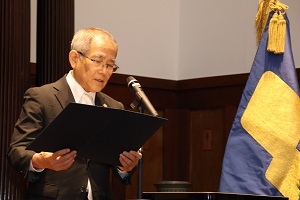 挨拶をする学長