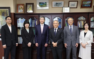 学長室で記念撮影