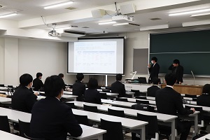 説明会に参加する学生の様子