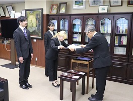 学長から賞状を受け取る様子