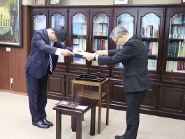 学長から賞状を受け取る様子