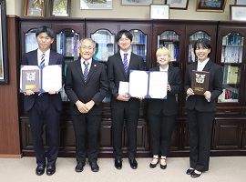 学長と記念撮影