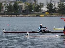 ボートを漕ぐ西村さん