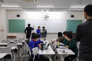 大学生とペアになって発表