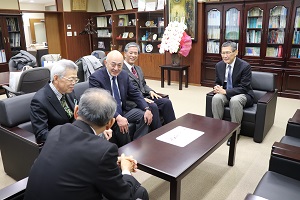 学長室で歓談