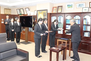 学長賞を授与される澤木聖子ゼミAチーム