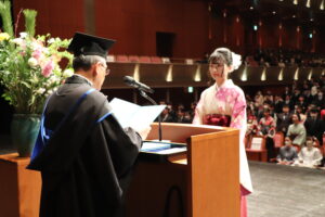 卒業証書・学位記を代表で受け取る学生