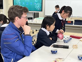 急須でお茶を入れる児童