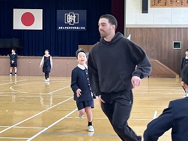 体育館で鬼ごっこを楽しむ