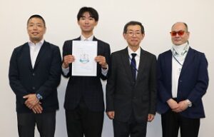 4名での記念撮影