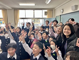 教室でピースする様子