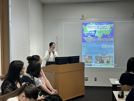 司会をする学生