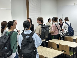 会話を楽しむ学生たち