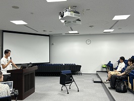 学生の質問に答える様子