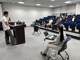 参加者と対話しながら講演される様子