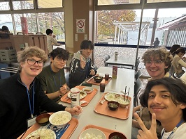 笑顔で学食を楽しむ学生たち