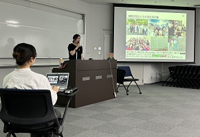 写真をスライドで紹介している様子