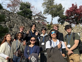 紅葉に彩られた彦根城を目指して散策開始