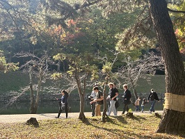 玄宮園前を散策