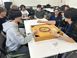 カロムを前に説明中している