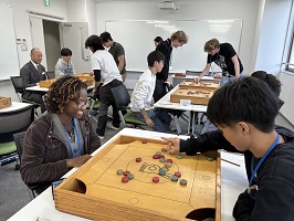 カロムをシングルス形式の試合で対戦