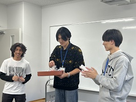 勝った学生にはグッズを贈呈