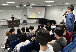 質問する学生に回答する奥村さん