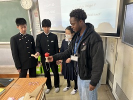 けん玉をする留学生