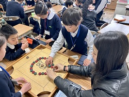 カロムを楽しむ様子