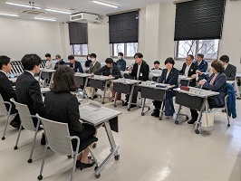 コメントする市川学部長