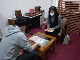 食事のアドバイスを聞く様子