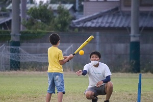 大学生にバッティングの指導をしてもらう子どもたちの様子