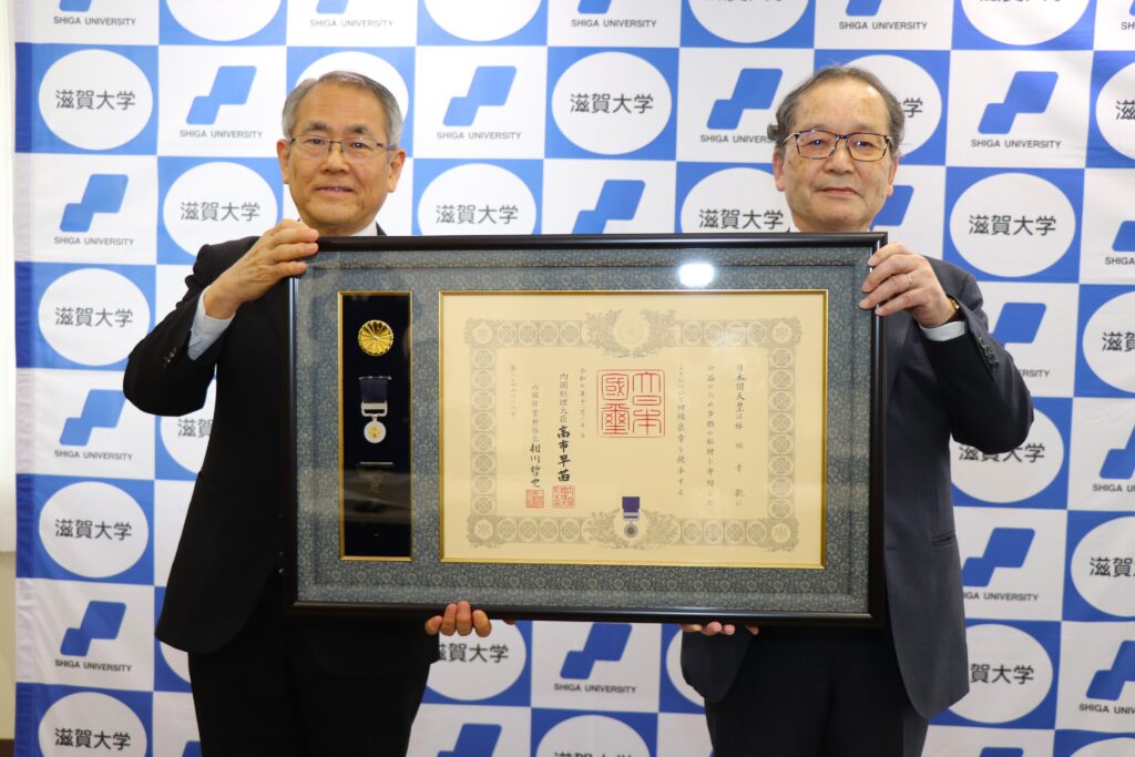 紺綬褒章を授与された林田幸親氏と竹村学長