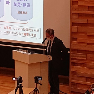 講演する竹村学長