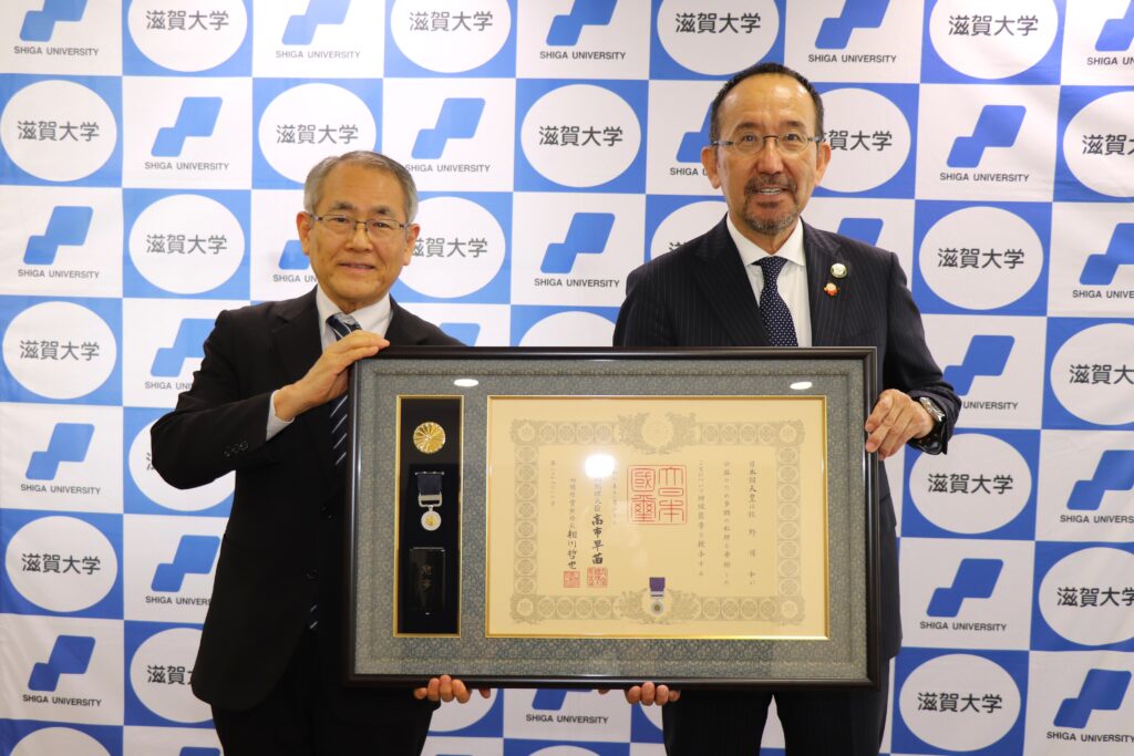 紺綬褒章を授与された牧野博和氏と竹村学長