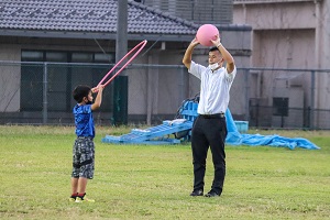 親子で思い思いに遊ぶ様子