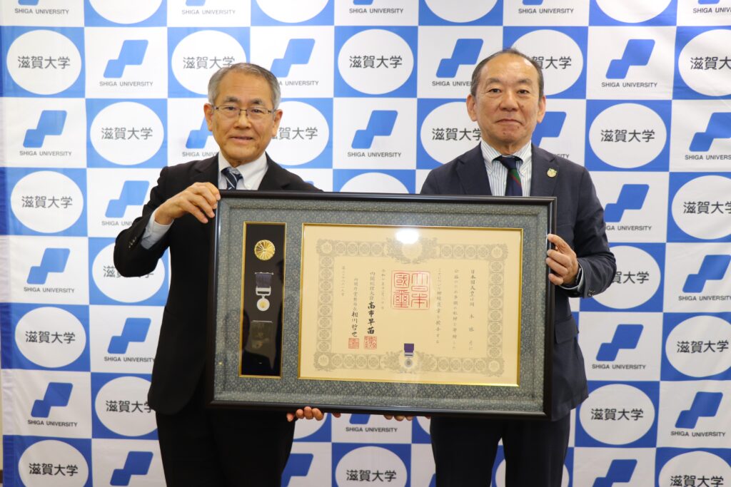 紺綬褒章を授与された岡本勝彦氏と竹村学長