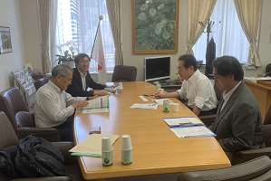 4人で意見交換している様子