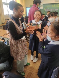 あやとりを楽しむ様子