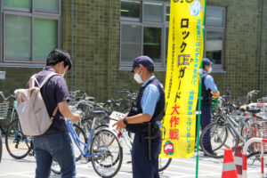 警察署の方と一緒に自転車の鍵をかけるよう指導